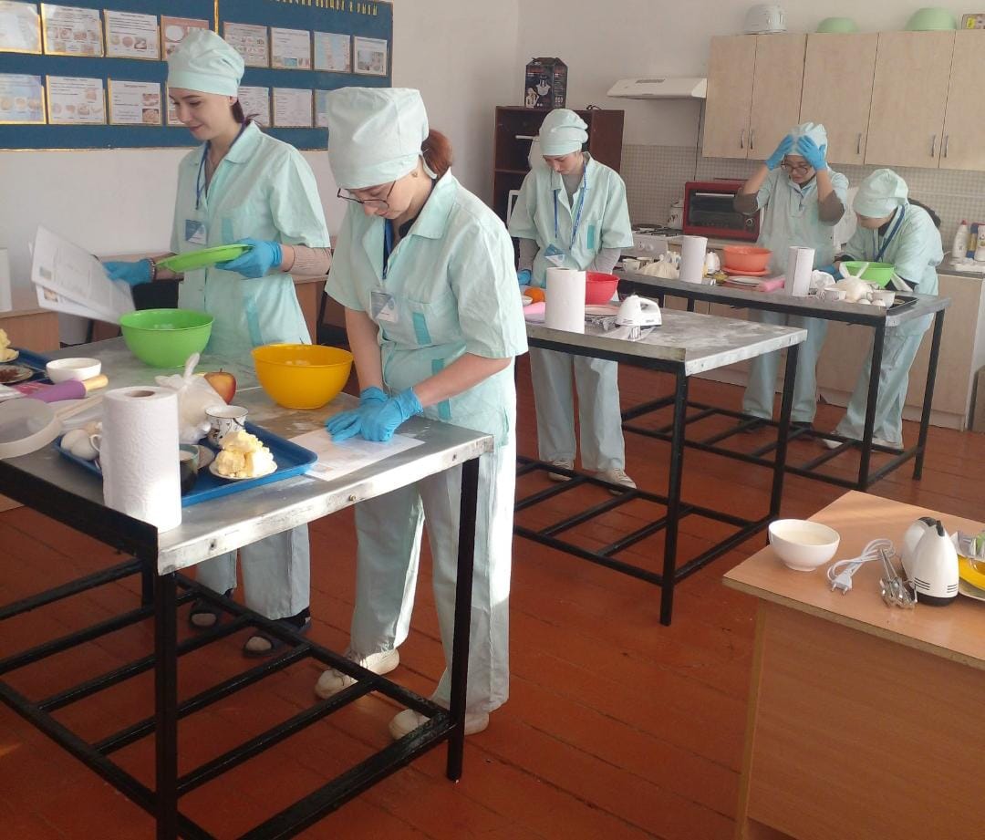 Ашық өндірістік сабақ Тақырыбы: «Ашытқылы және бисквитті қамырдан кондитерлік өнімдер  дайындау технологиясы»